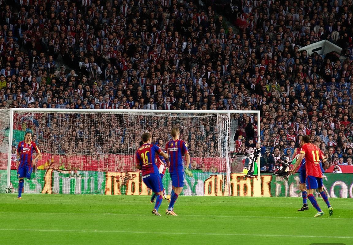 2015西甲巅峰对决：梅西苏亚雷斯领衔巴萨马竞传奇之战(图1)